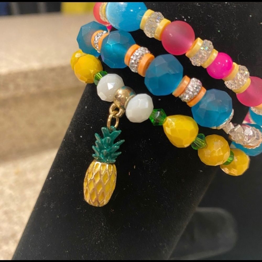 Vibrant Brilliant Stack Bracelet w/pineapple charmm
customize your own !